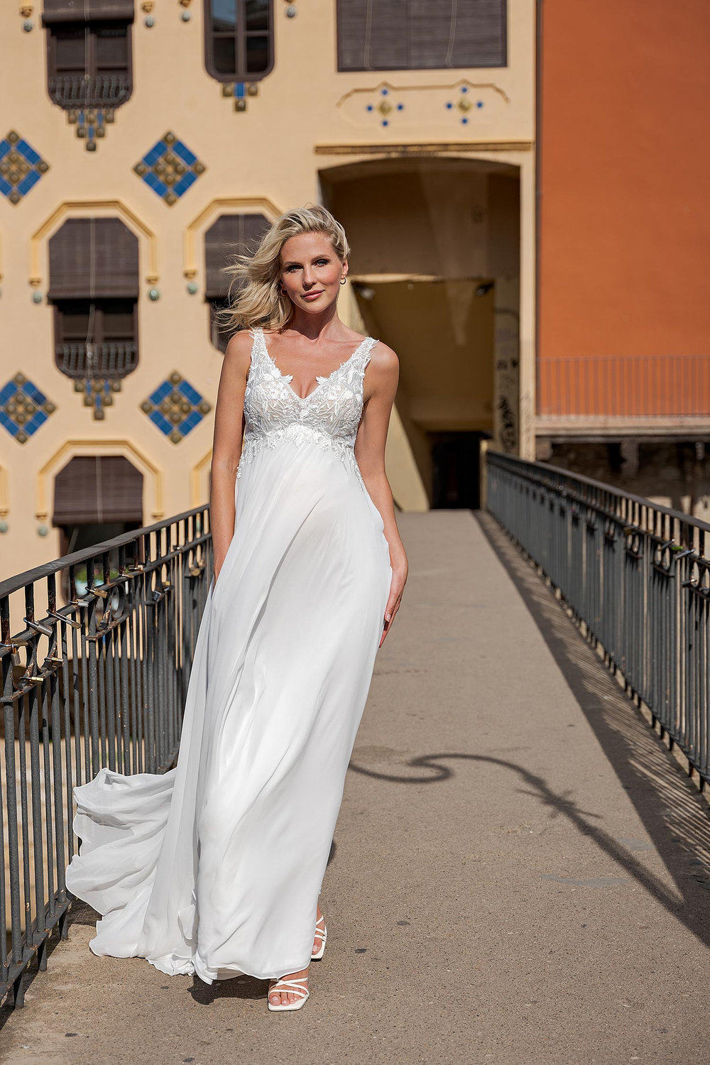 Luftiges Umstandsbrautkleid mit Spitze und fließendem Rock – perfekte Wahl für schwangere Bräute