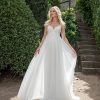 Umstandsbrautkleid mit zartem Spitzenoberteil und fließendem Rock in romantischer Gartenkulisse