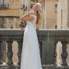 Rückenansicht eines eleganten Umstandsbrautkleides mit tiefem Rückenausschnitt und feiner Spitzenverzierung