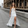 Elegantes Fit & Flare Brautkleid mit figurbetonter Silhouette und hoher Beinschlitz