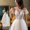 Prinzessin-Brautkleid mit V-Ausschnitt, floraler Spitze, zarten Flügelärmeln aus Tüll und fließendem Rock in A-Linie.