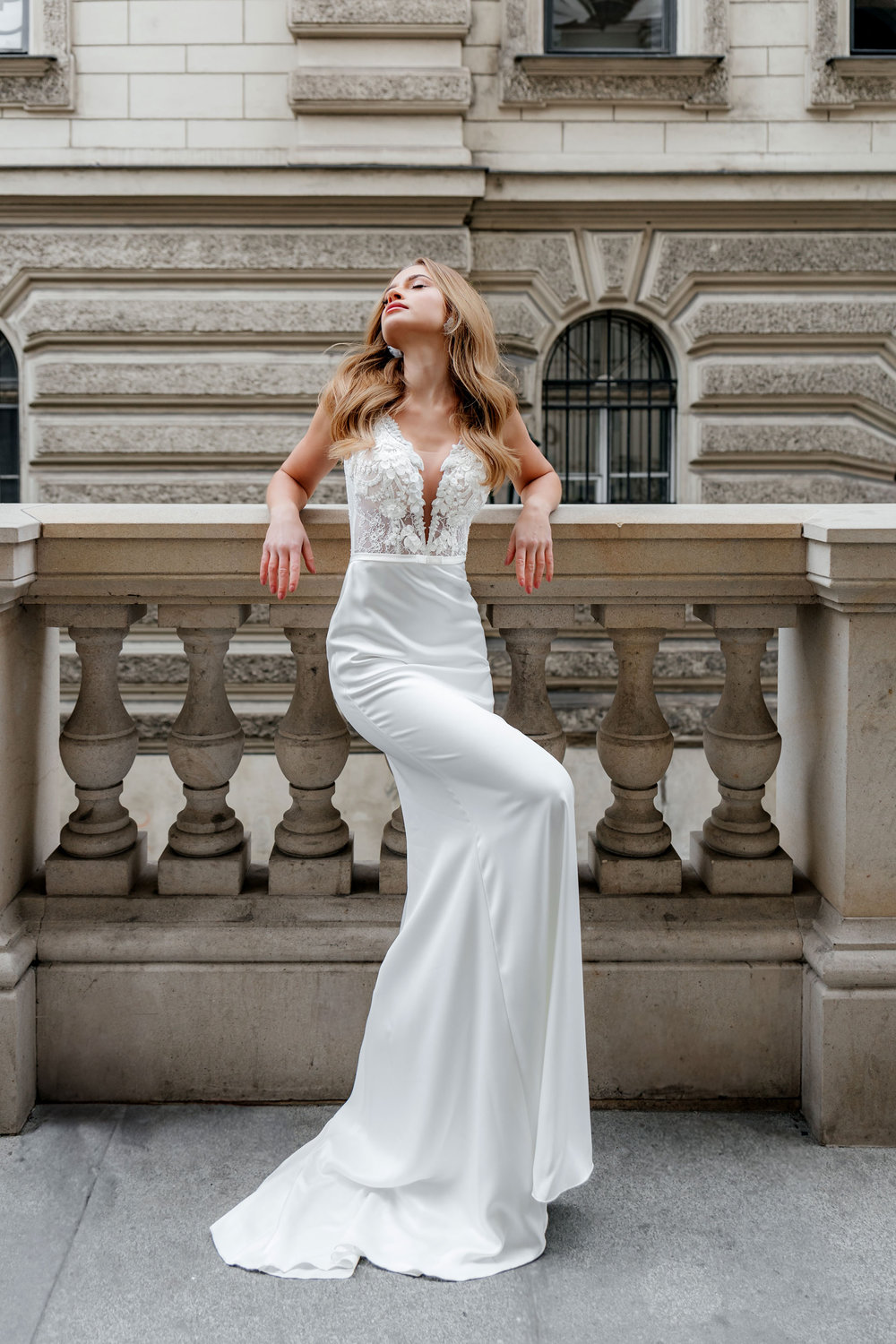 Fit & Flare Brautkleid mit tiefem V-Ausschnitt und Spitze – modernes Hochzeitskleid im eleganten Design