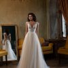 Prinzessin Brautkleid mit transparentem Oberteil, V-Ausschnitt, floraler Spitze und weitem, mehrlagigem Tüllrock.