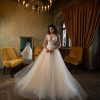 Elegantes Prinzessin Brautkleid mit tiefem V-Ausschnitt und Tüllrock, aufgenommen in einem stilvollen Vintage-Interieur mit Spiegel-Reflexion.