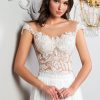 Romantisches A-Linien Brautkleid in Ivory mit floraler Spitze in Tattoooptik, transparenter Korsage, fließendem Chiffonrock, langer Schleppe und eleganter Knopfleiste am Rücken.