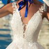 Romantisches Prinzessin Brautkleid mit zartem Tüllrock, V-Ausschnitt und transparentem Spitzenoberteil – eleganter Look mit maritimer Atmosphäre.