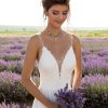 Detailansicht Vorderseite – A-Linie Brautkleid mit feiner Spitze, Spaghettiträger und tiefem V-Ausschnitt.