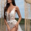 Detailansicht von Boho & Vintage Brautkleid mit transparenter Korsage, V-Ausschnitt und 3D-Spitze in Apricot