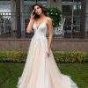 A-Linie Brautkleid mit feiner Spitze, Tüllrock und Schleppe – Vorderansicht