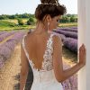 Rückenansicht eines A-Linie Brautkleids mit tiefem Rückenausschnitt und Spitzen-Trägern im Tattoo-Look.