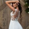Rückenansicht von A-Linie Brautkleid mit floraler Tatoospitze, Knopfleiste und luftigem Tüllrock