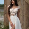 Nahaufnahme von A-Linie Brautkleid mit transparentem Spitzenoberteil und Schlitz im Tüllrock