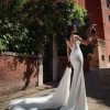 Rückansicht eines Fit & Flare Brautkleides mit tiefem Rückenausschnitt und verdecktem Reißverschluss – figurbetonter Stil mit femininer Eleganz.