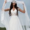 Elegantes A-Linie Brautkleid mit Spitzenrock, kurzen Ärmeln und langer Knopfleiste – romantisch, klassisch und besonders detailverliebt.