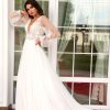 A-Linie Brautkleid mit Spitzenoberteil, Schnürung und langen transparenten Ärmeln mit Manschetten – Vorderansicht