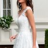 Nahaufnahme vom Prinzessin Brautkleid mit fein gearbeitetem Spitzenobertel und Korsagendetail