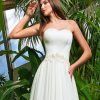 Brautkleid in A-Linie mit strukturierter Corsage, Herzausschnitt und zarten Trägern – elegante Nahaufnahme von vorn.