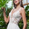 Romantisches A-Linien Brautkleid mit transparentem Spitzentop, V-Ausschnitt und fließendem Rock – frontal fotografiert.