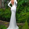 Elegantes Brautkleid im Fit & Flare Stil mit tiefem Rückenausschnitt und verdecktem Reißverschluss, stilvoll in Szene gesetzt.