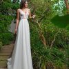 A-Linie Brautkleid mit Spitzenoberteil und fließendem Rock, in tropischer Kulisse aufgenommen.