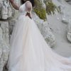 Rückenansicht des Curvy Brautkleids mit durchsichtiger Spitze, Knopfleiste und fließendem Tüllrock