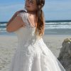 Detailaufnahme des Plus Size Brautkleids mit strukturiertem Spitzenmuster, breiten Trägern und Rückenschnürrung