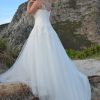 Rückansicht des Brautkleids mit eleganter Schnürrung, halbtransparentem Spitzenrücken und auslaufender Tüllschleppe.