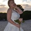 Nahaufnahme des Mieders mit herzförmigem Ausschnitt, breiten Trägern und floralen Spitzenapplikationen – feminin und stützend zugleich.