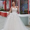 Frontansicht des Brautkleides mit Herzausschnitt unter transparentem Tüll, floralen Spitzenapplikationen und fließendem Tüllrock.