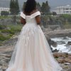 Rückansicht eines Curvy Brautkleids mit eleganter Schnürung, leicht transparenter Corsage und klassischer A-Linien-Schleppe