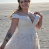 Detailansicht eines Brautkleids mit herzförmigem Ausschnitt, glitzernder Spitze und schmeichelhafter Corsage für Curvy Bräute.